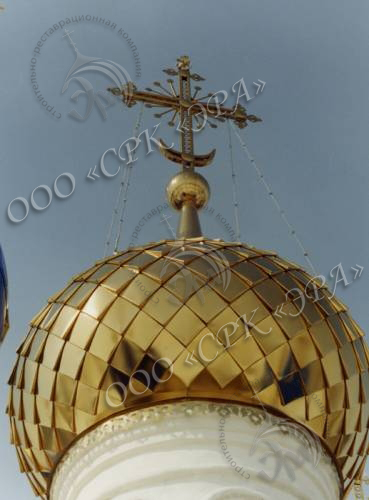 Купол и крест изготовлены из нержавеющей стали с покрытием золотом 999 пробы методом гальваностегии. Сборка в «объемную шашку»