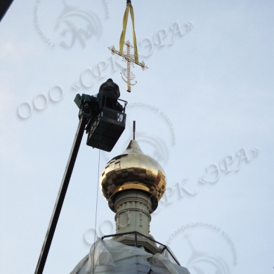 Монтаж купола с ажурным крестом и подкупольным барабаном на Часовню Иоанна Богослова (Москва, ул. Большая Лубянка)